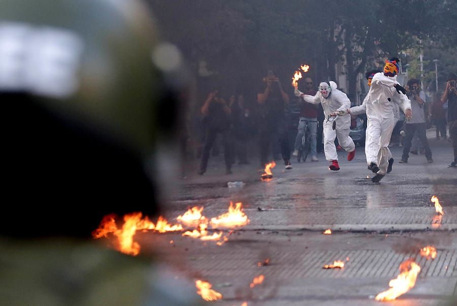 ENCAPUCHADOS PROVOCAN DESTROZOS DENTRO Y FUERA DEL INSTITUTO NACIONAL EN EL PRIMER DÍA DE CLASES TRAS VACACIONES DE INVIERNO post image