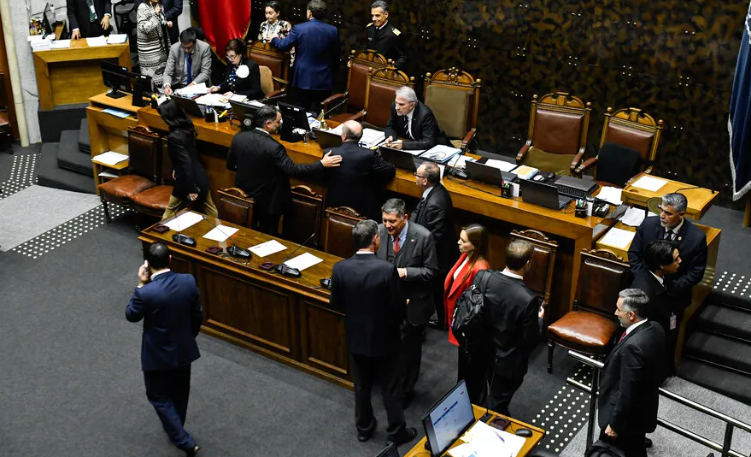 OTRO CAPÍTULO DE LA DERECHITA COBARDE: LA UDI DEJA SIN VOTOS AL GOBIERNO Y POSTERGA LA MEGARREFORMA EN EL SENADO post image