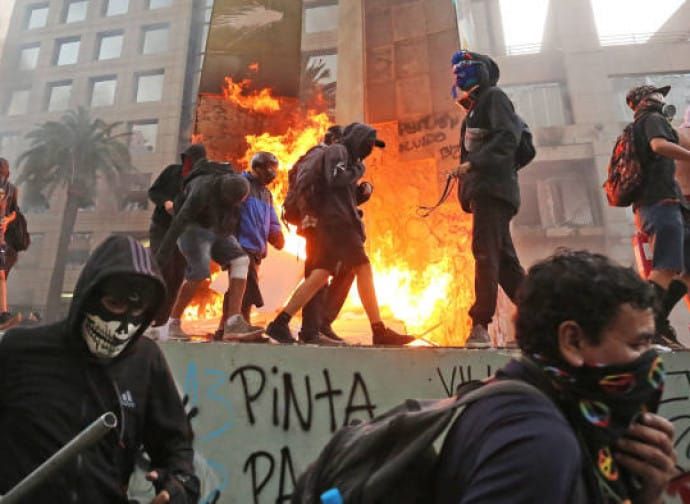 LOS COMUNISTAS NO APRENDEN, SIGUEN JUGANDO CON FUEGO: EL PC INSISTE EN DEROGAR LA LEY NAIN-RETAMAL EN PLENA OLEADA DE ATAQUES A CARABINEROS post image