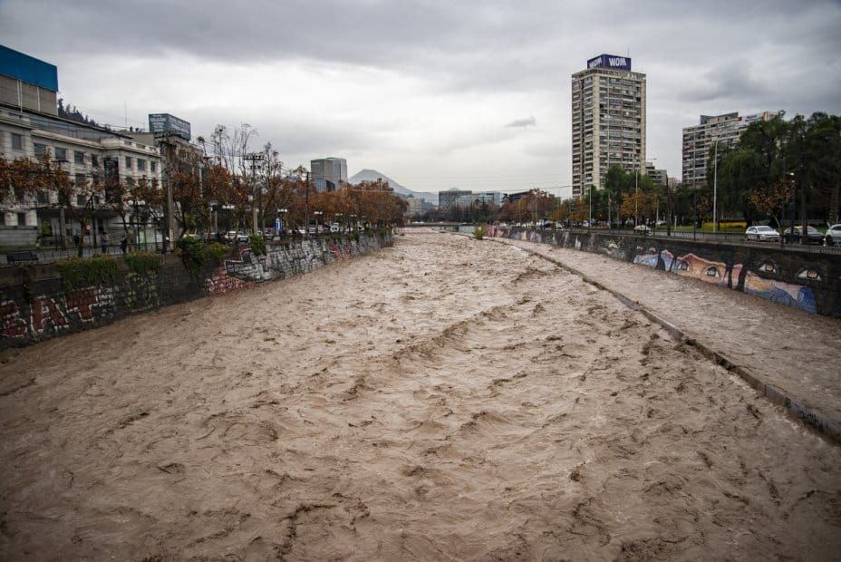 SANTIAGO ENFRENTA LA AMENAZA DE LAS PEORES LLUVIAS EN CASI 40 AÑOS: EL RÉCORD HISTÓRICO QUE PODRÍA QUEDAR SOLO POR DEBAJO DEL DE 1987 post image