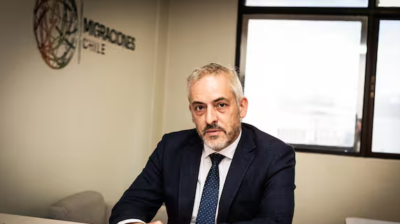 "EL TONTO ÚTIL": THAYER RENUNCIA AL FRENTE AMPLIO Y CONFIESA QUE SU PROPIO PARTIDO LO ABANDONÓ, MIENTRAS OTROS SECTORES SALÍAN A DEFENDERLO post image