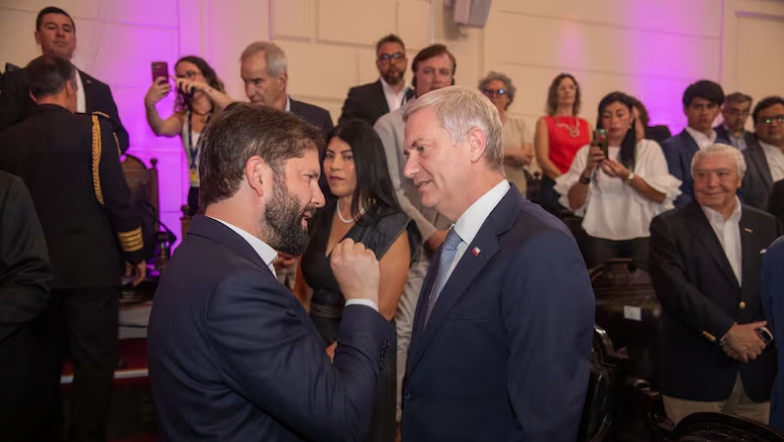 "NO ME HAGO CARGO": KAST LE CIERRA LA PUERTA A LAS LECCIONES DE MORAL DEL FRENTE AMPLIO Y EL PC, MIENTRAS BORIC Y JARA ATACAN DESDE URUGUAY post image