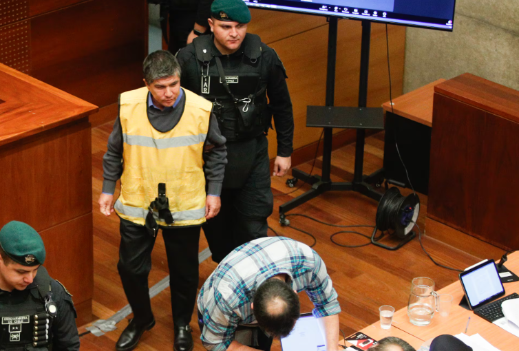 EL "VIOLADOR DE LA MONEDA": 89 TESTIGOS, ENCABEZADOS POR BORIC Y TOHÁ, PARA JUZGAR AL EXSUBSECRETARIO QUE EL PROPIO GOBIERNO TUVO QUE EXPULSAR post image