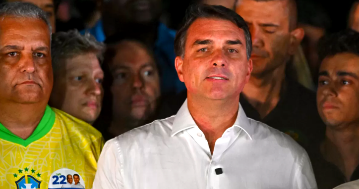 FLÁVIO BOLSONARO PROMETIÓ EN AGOSTO ACEPTAR EL RESULTADO Y AHORA PIDE ANULAR LA ELECCIÓN TRAS PERDER POR MÁS DE CUATRO MILLONES DE VOTOS: «ES IMPOSIBLE RECONOCERLO» post image