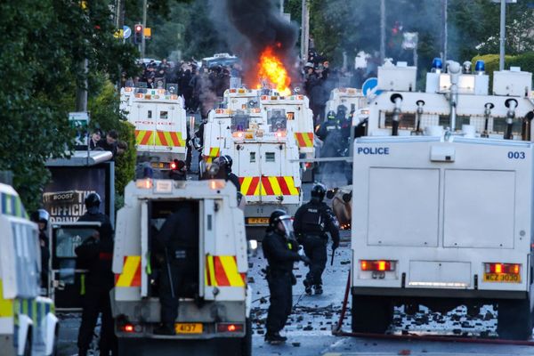 BELFAST ARDE: REFUGIADO SUDANÉS DEJA CIEGO A UN HOMBRE post image