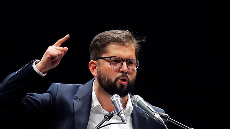 EL TURISTA POLÍTICO MÁS CARO DE EUROPA: BORIC COQUETEA CON SU CANDIDATURA DESDE GALES Y LONDRY, CRITICA A LA IZQUIERDA QUE LO APOYA Y PIDE QUE NO LLAMEN TONTOS A LOS QUE VOTARON POR KAST post image