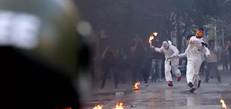 OVEROLES BLANCOS Y MOLOTOV: LA VIOLENCIA QUE LA IZQUIERDA CHILENA NORMALIZÓ Y EL GOBIERNO DE KAST HEREDÓ post image