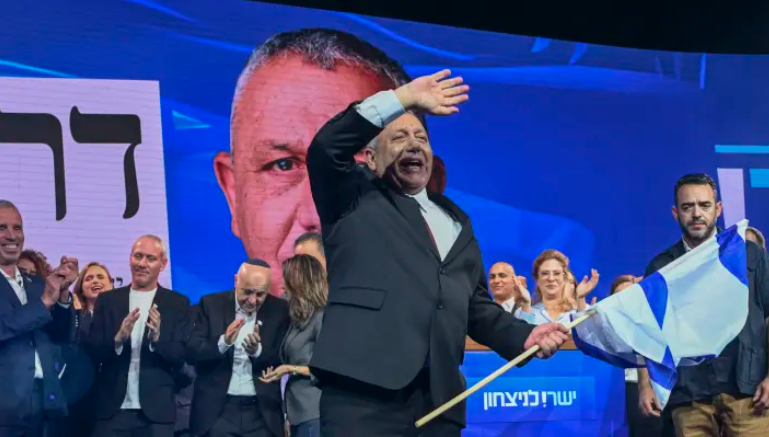 ISRAEL AMANECE EN EMPATE: EL CONTEO DEJA AL BLOQUE DE NETANYAHU EN 54–56 ESCAÑOS, AL DE EISENKOT EN 47–49 Y A LOS PARTIDOS ÁRABES EN 16–19, Y NADIE LLEGA A 61 post image