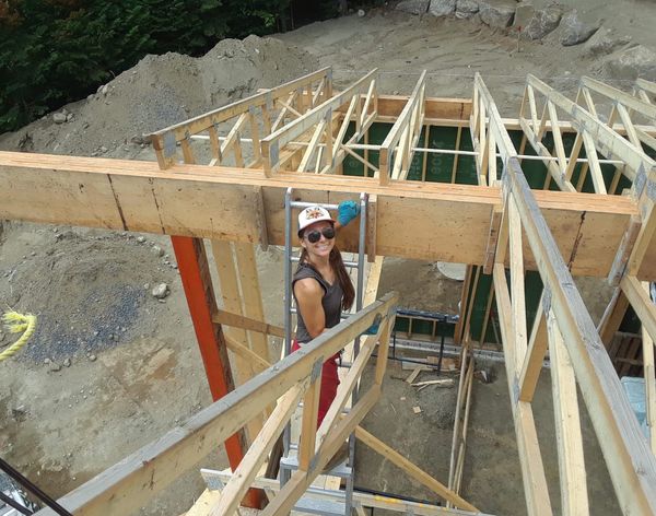 Installation des fermes de toit, aucune grue ne se rend dans la montagne. Il faut le faire à bras.