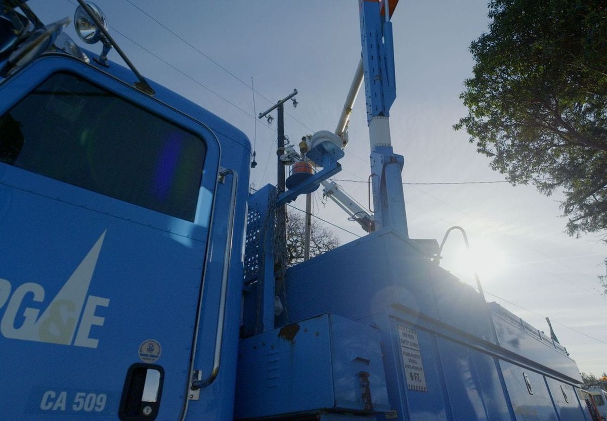 PG&E expects East Bay power back Friday, not Saturday