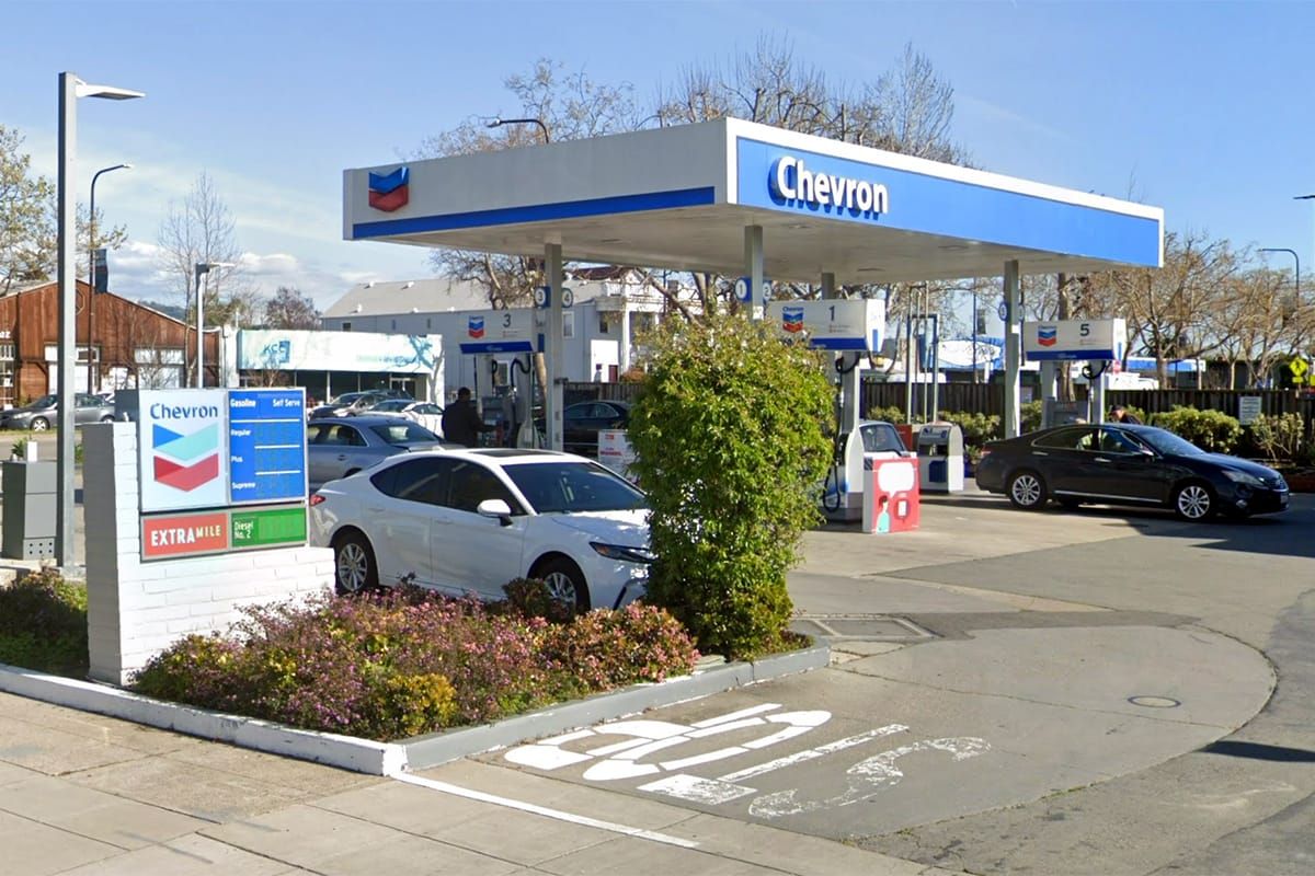 Woman escapes carjacking at Berkeley gas station