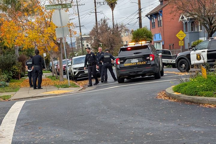 Berkeley woman threatened at knifepoint while calling 911