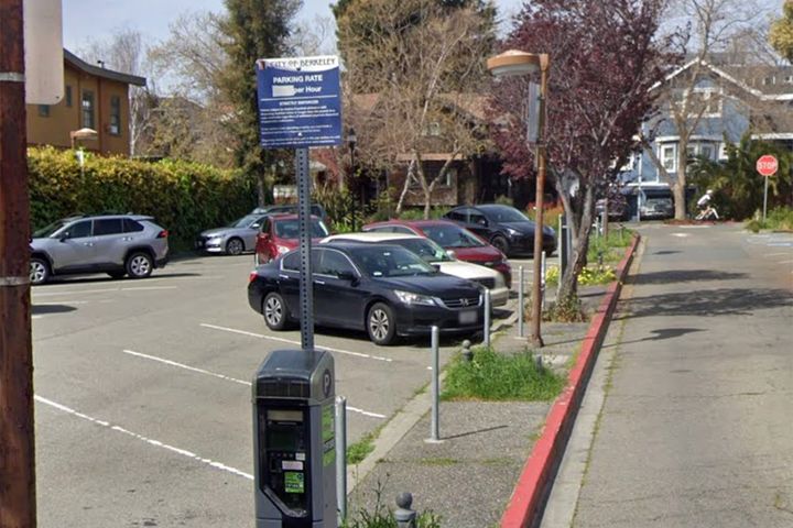 Robbery reported in Elmwood city parking lot