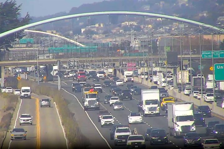 Authorities respond to person in crisis on Berkeley overpass