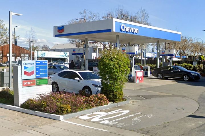 Woman escapes carjacking at Berkeley gas station