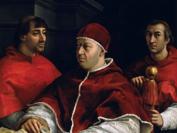 Gemälde, das den festlich in rot gewandten Papst Leo X. umgeben von Mitarbeitenden zeigt.