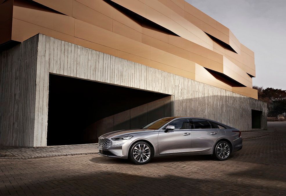 K8, a modern innovative sedan, 
herald the newly transformed Kia brand