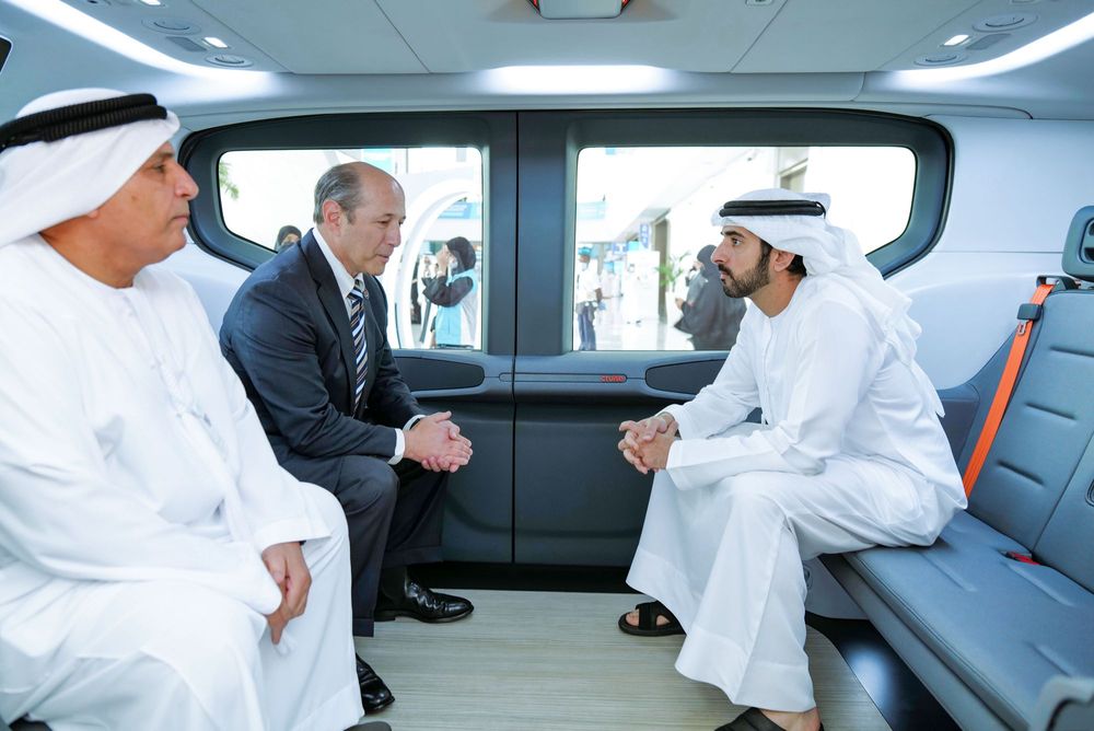 Hamdan bin Mohammed visits display of Origin autonomous vehicle at WGS2022