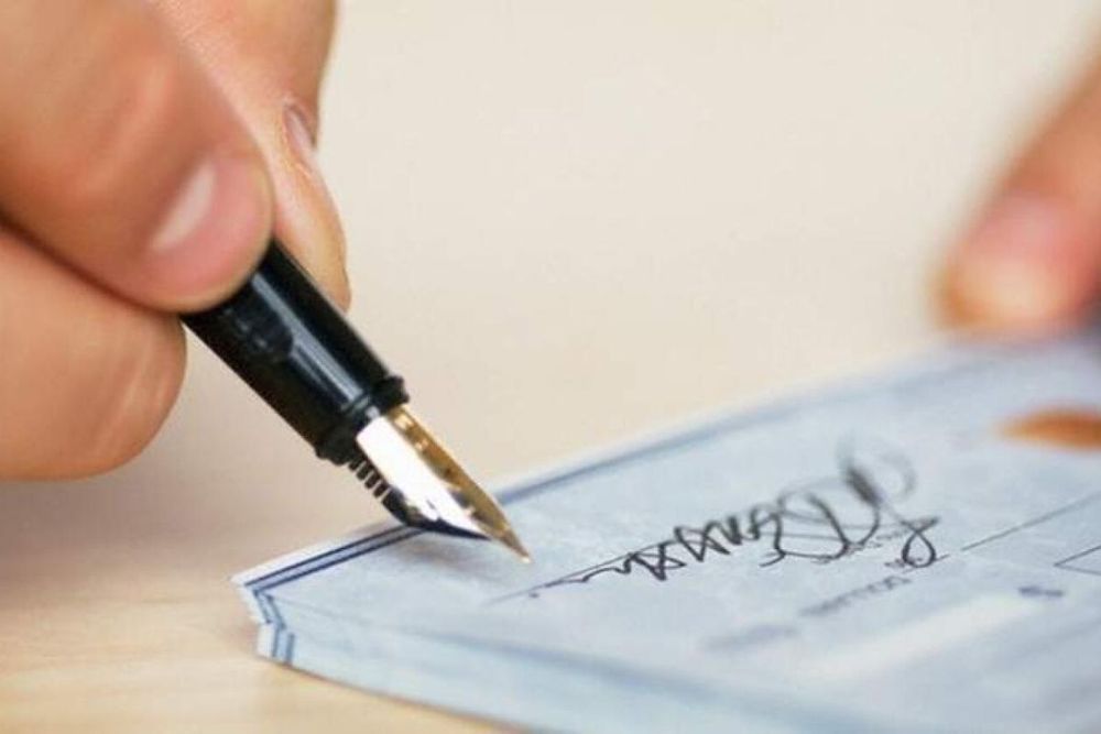 Can real estate agents in Dubai insist on payment in 4 cheques?