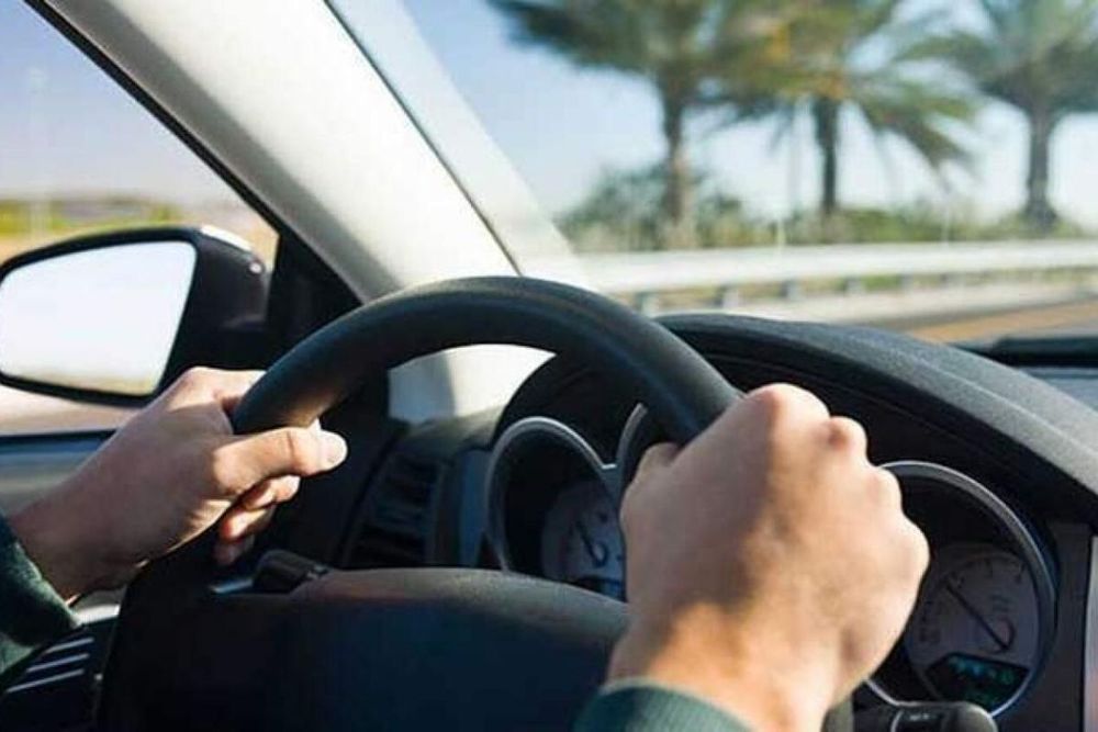 Can an expired driving licence be renewed if expat on UAE visit visa?