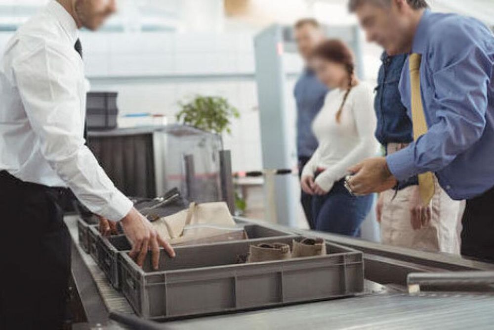 Passengers entering or leaving the UAE required to declare currency, valuables, jewelry exceeding a value of Dh60,000