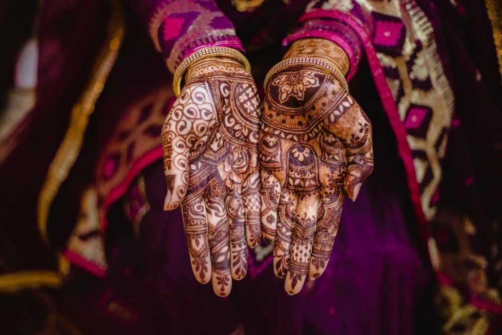 Adorn your hands with exquisite designs at the Best Henna Parlors in Dubai