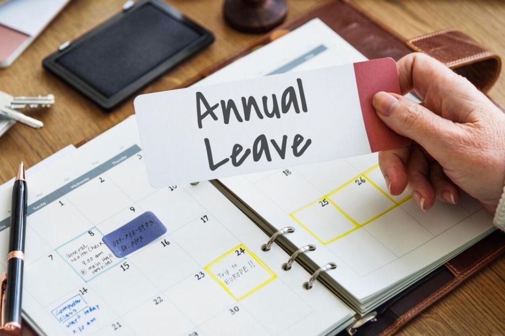 UAE: Are there limitations on the maximum annual leave for employees? Can my employer request me to divide my leave into two parts?