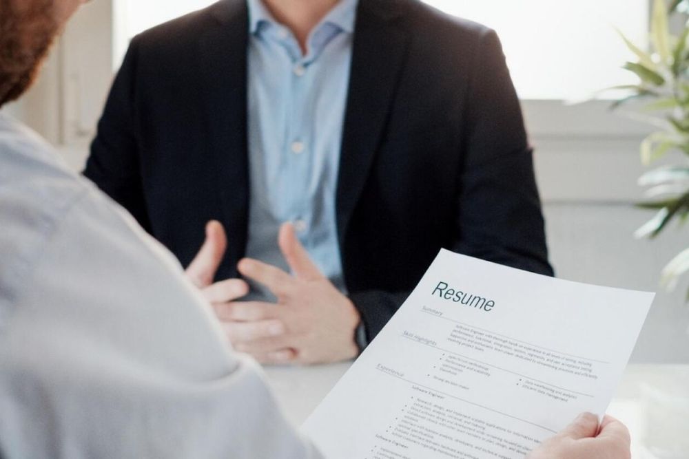 Employment in the UAE: 32% of expatriates report securing a job independently, while 17% were recruited from abroad