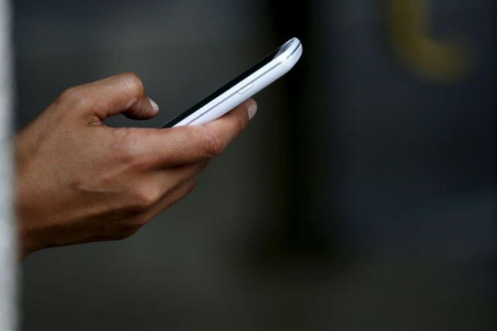 UAE: Pakistani expats can now use mobile for 4 months upon arrival in their home country