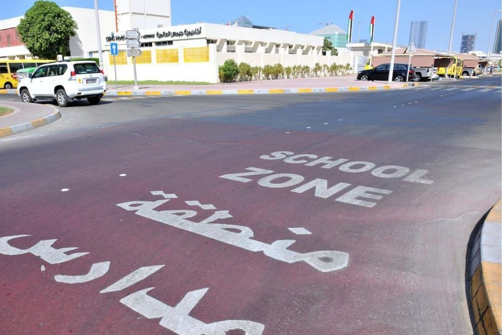 What are the traffic rules and speed limit in school zones across UAE?
