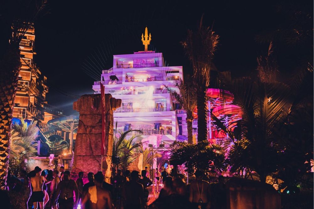 Music, Thrills, and Moonlight Fun: Legendary Aquaventure After Dark Party returns to Dubai