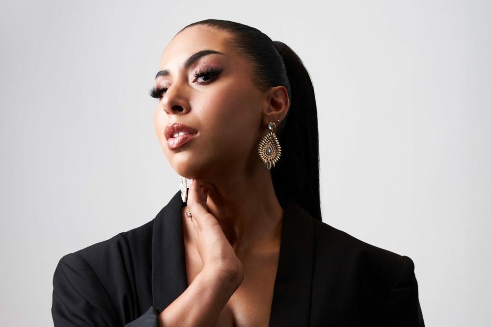 Q’s Bar & Lounge Opens the Season with New Resident Artist, Oumnia!