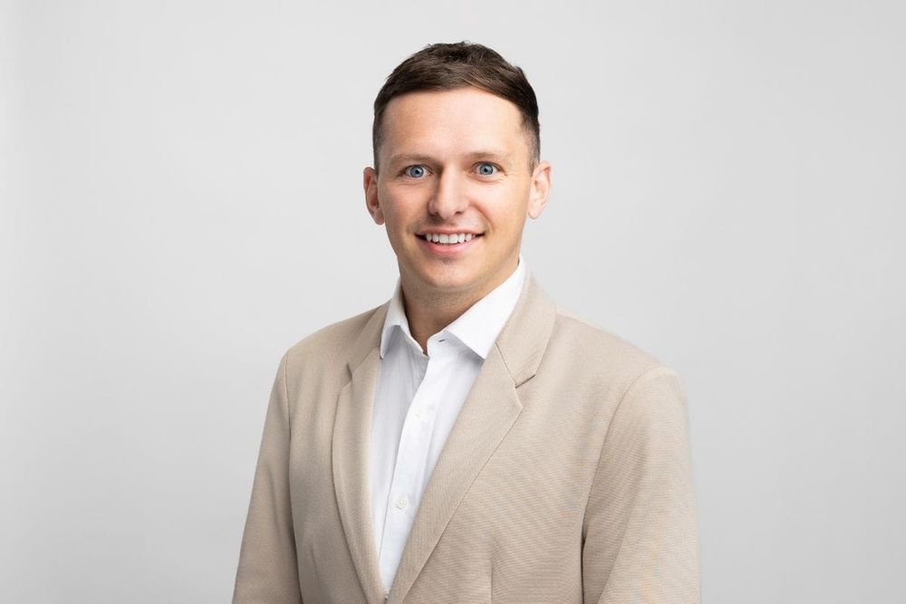 Apple Faces Mixed Results in 2025 Amid Falling iPhone Sales and China Challenges