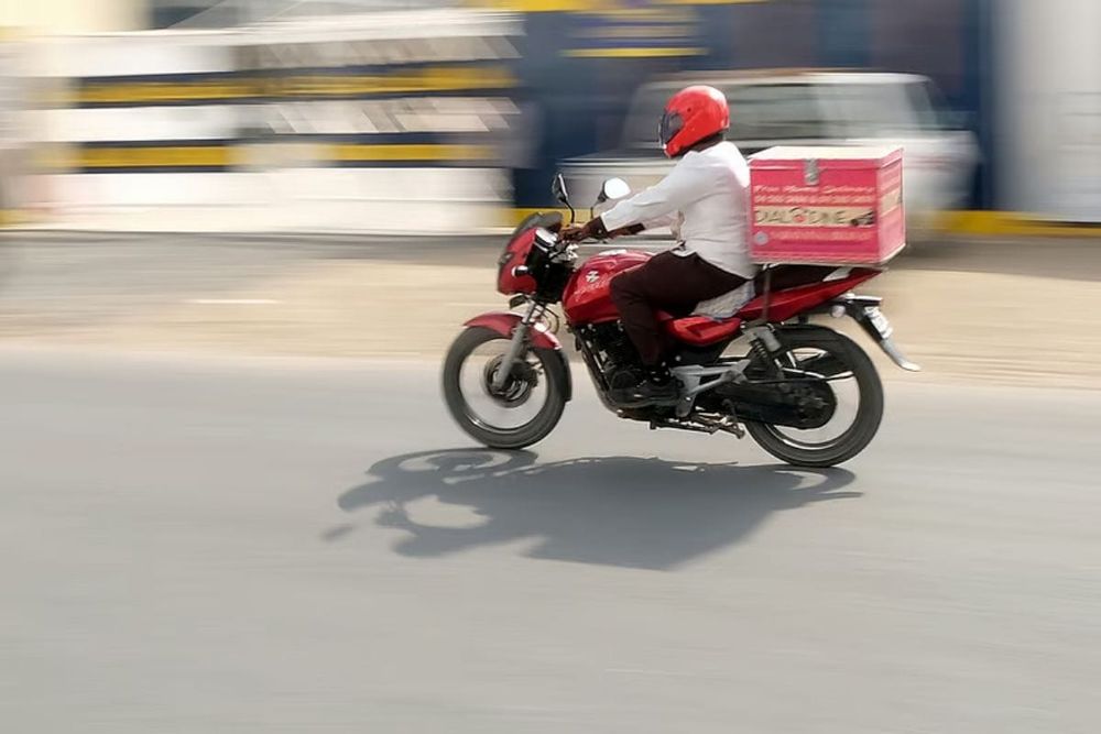 Dubai Delivery Riders Receive Time Off and Complimentary Meals During Iftar