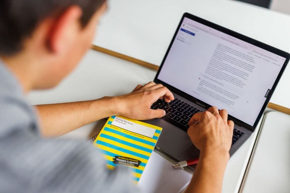 Emirati Education Experts Call for Structured AI Integration in UAE Classrooms