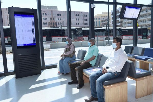RTA starts the installation of 151 smart screens displaying real-time updates of bus timings