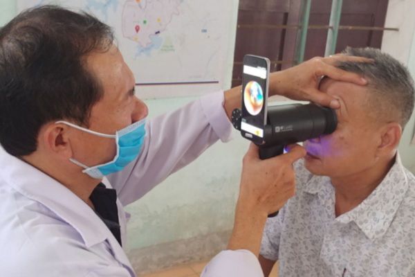 Samsung’s EYELIKE™ Fundus Camera Repurposes Galaxy Smartphones To Improve Access To Eye Care