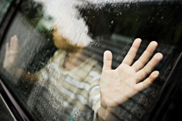 Fine of AED 5,000 and jail for leaving children unattended in cars