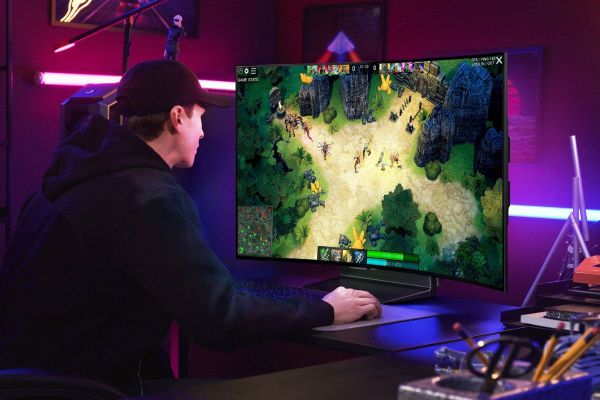 LG Introduces World’s First Bendable 42-Inch OLED TV