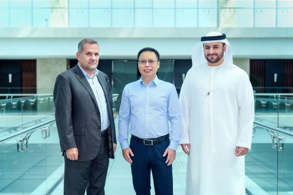 Emirates and Huawei review customer-centric initiatives