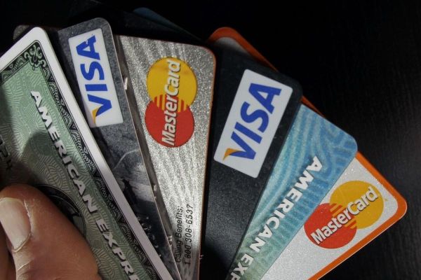 Can an individual be arrested for not paying credit card dues in the UAE?