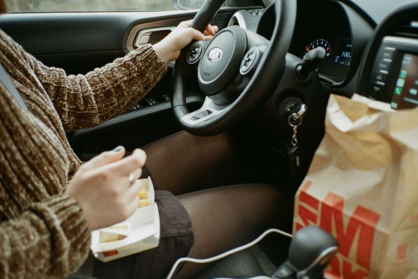 UAE: Can I get a traffic fine for eating or drinking while driving?