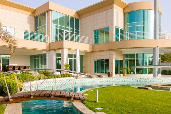 What is the amount one has to pay an agent for purchasing a home in Dubai?