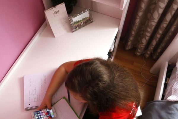 Study Finds Link Between Young Adults' Mental Wellbeing and Age of First Phone Acquisition