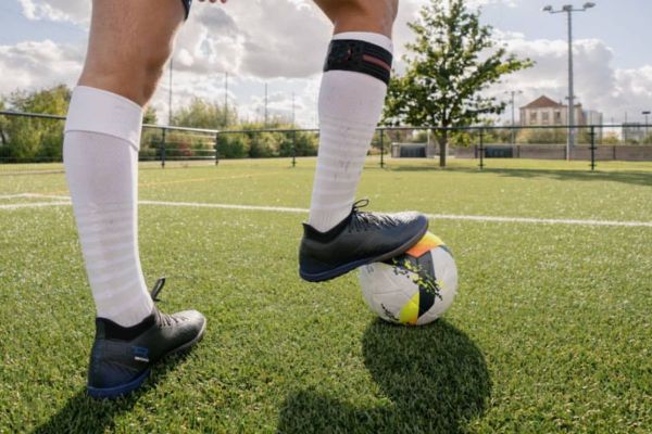 Footbar: A football tracking device powered by artificial intelligence to upscale your game