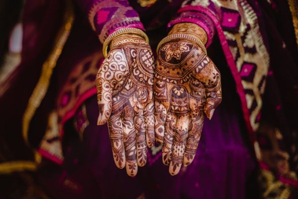 Adorn your hands with exquisite designs at the Best Henna Parlors in Dubai