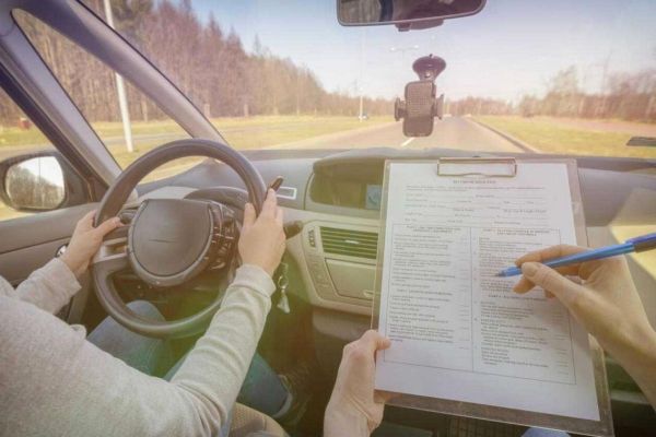 Can a Dubai driving licence be renewed on visit visa?