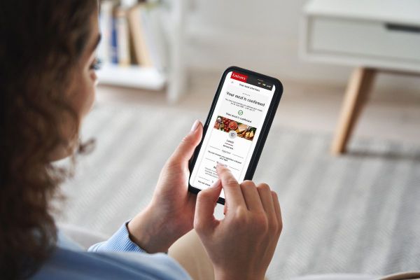 Emirates introduces onboard Meal Preordering Service