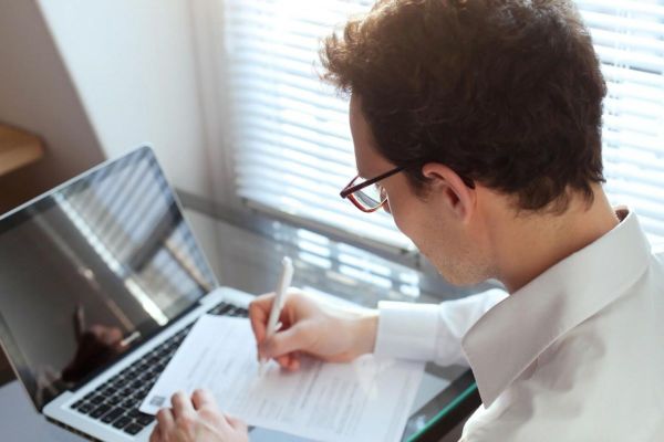 UAE: Can a company force an employee to join work after accepting job offer via email?