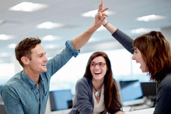 UAE: Employees to Expect 4.5% Increase in Salary Amid Non-Oil Sector Growth